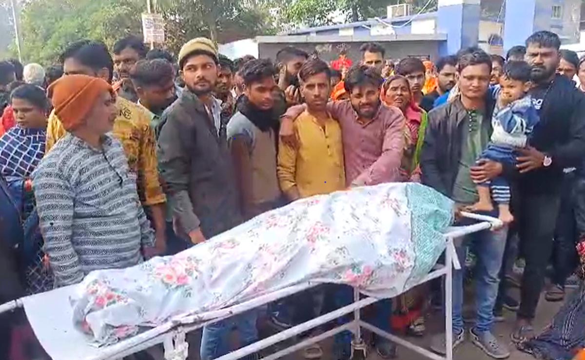 Jabalpur : नसबंदी के दौरान पूर्व पार्षद की हुई मौत, इलाज में लापरवाही का आरोप लगाकर परिजनों ने शव रख कर किया हंगामा