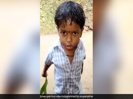 जब तोतली जुबान से बच्चे ने गाया राष्ट्र गान, देशभक्ति देख भाव विभोर हुए लोग, कहा- शब्द नहीं भावनाएं जरूरी हैं जब तोतली जुबान से बच्चे ने गाया राष्ट्र गान, देशभक्ति देख भाव विभोर हुए लोग, कहा- शब्द नहीं भावनाएं जरूरी हैं