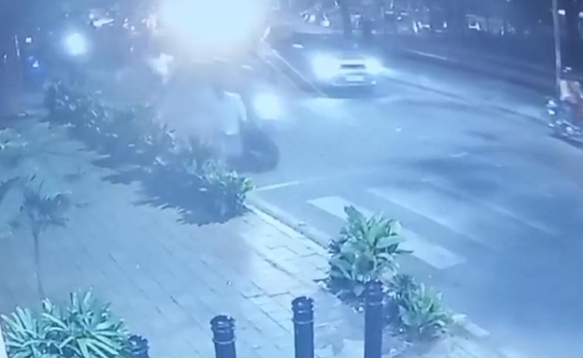 On Camera, Man Dragged On Bonnet By Cab Driver On Busy Bengaluru Road