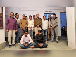 कांस्टेबल को कुचलते हुए भाग रहे थे तस्कर, पुलिस ने फिल्मी स्टाइल से टायर में गोली मार दो को पकड़ा, 7 लाख की शराब जब्त