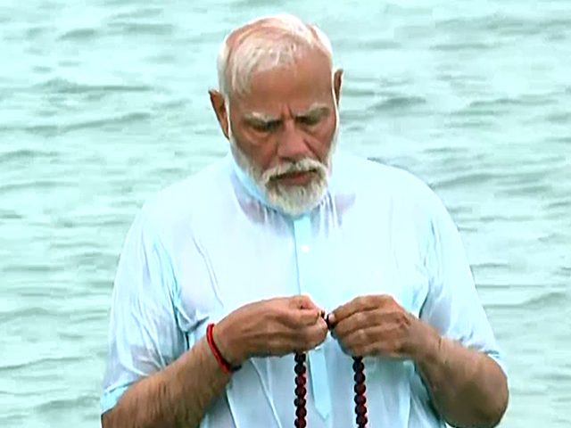 PM मोदी ने रामलला प्राण प्रतिष्‍ठा से पहले रामेश्वरम में समुद्र तट पर लगाई डुबकी