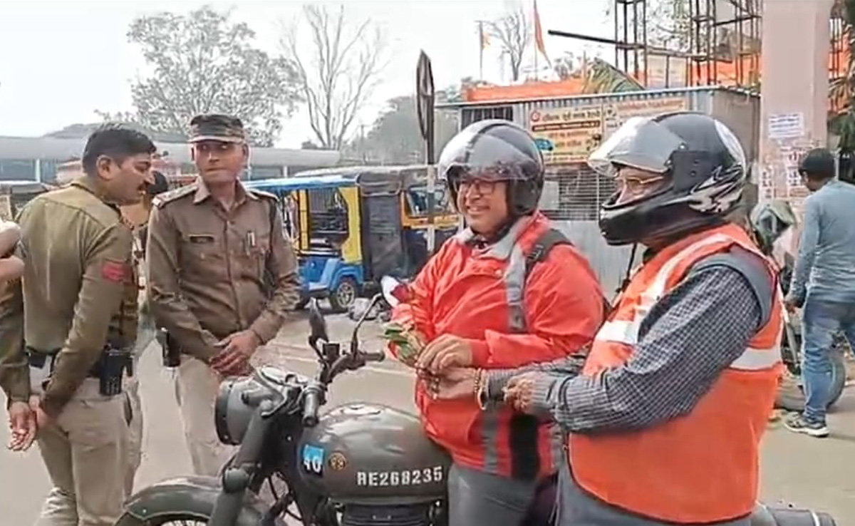 ट्रैफिक पुलिस की 'गांधीगिरी', हेलमेट और सीट बेल्ट लगाने वालों को दिए फूल और चॉकलेट, लोगों से की अपील
