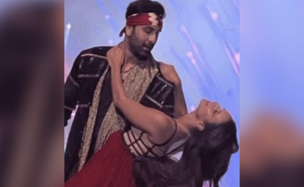 रणबीर कपूर और तृप्ति डिमरी की डांस परफॉर्मेंस देख लोगों ने पकड़ लिया सिर, बोले - इससे अच्छा प्राइमरी स्कूल के बच्चे कर लेंगे