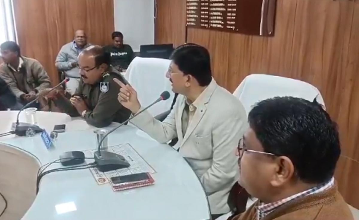 Truck Driver strike: डीएम ने बैठक में प्रदर्शनकारी चालक की पूछी औकात, वीडियो वायरल हुआ तो 'घुटने पर आए'