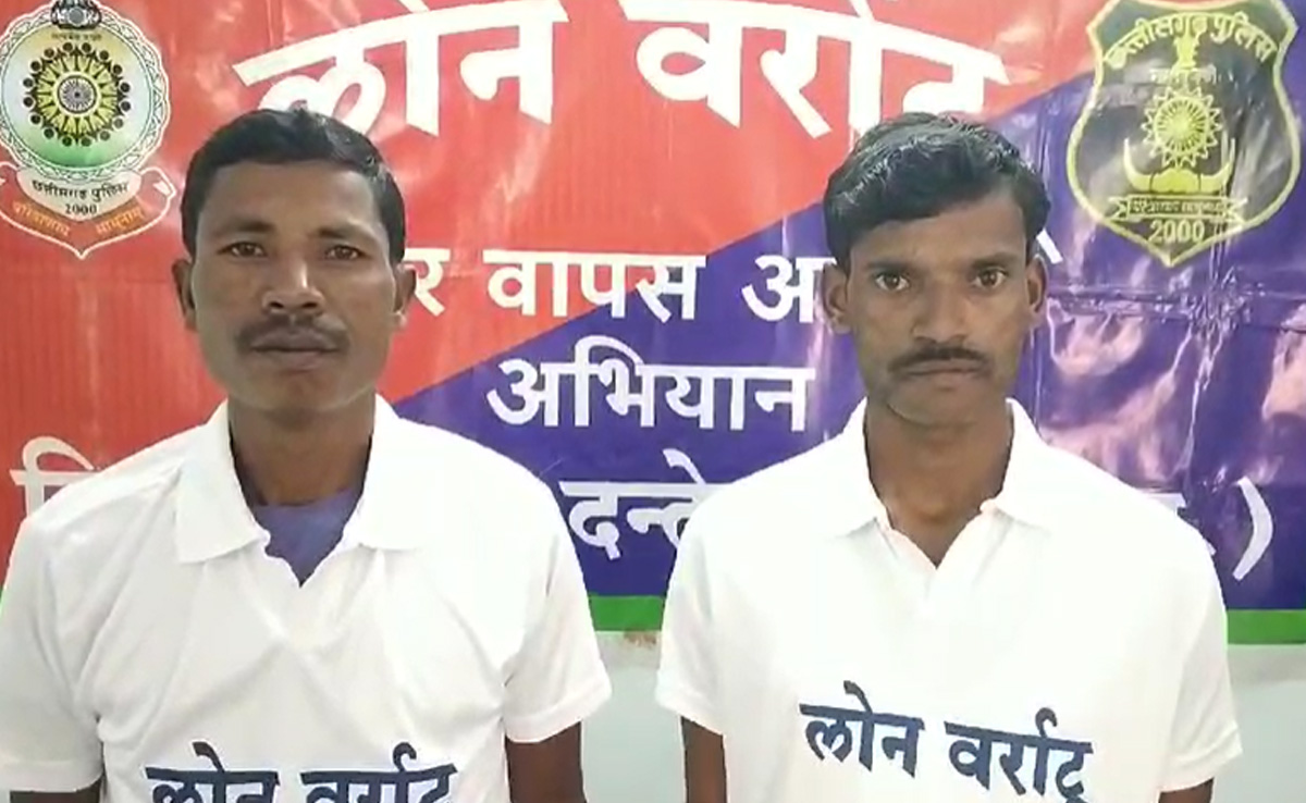 Chhattisgarh: दंतेवाड़ा में 3 नक्सलियों ने किया सरेंडर, एक लाख का इनामी भी है शामिल, बताई यह वजह