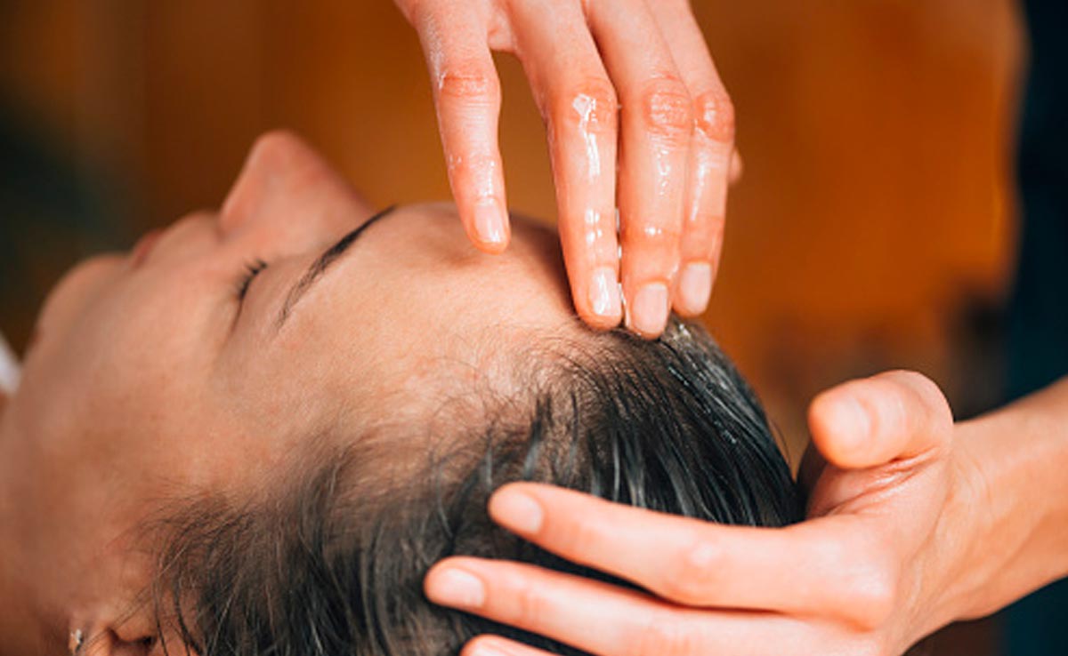 बालों की ग्रोथ को बूस्ट करते हैं ये 4 तेल, तेजी से बढ़ने लगते हैं बाल, नजर आते हैं मोटे और घने 