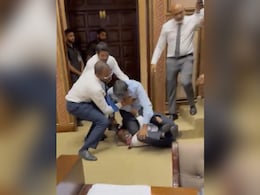 WWF का रिंग बना मालदीव का संसद! सांसदों के बीच जमकर चले लात-घूंसे WWF का रिंग बना मालदीव का संसद! सांसदों के बीच जमकर चले लात-घूंसे