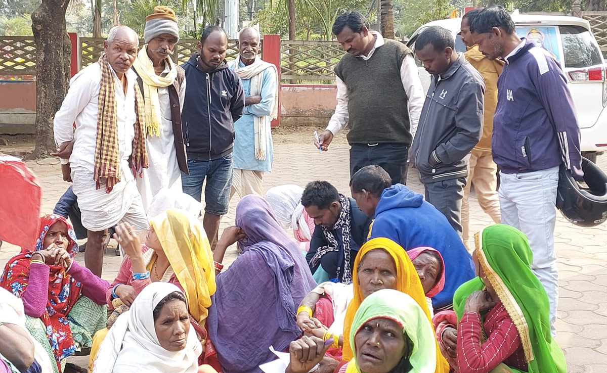 बैगा आदिवासियों को अब तक नहीं मिला PM आवास योजना का लाभ, कलेक्ट्रेट पहुंचे ग्रामीण