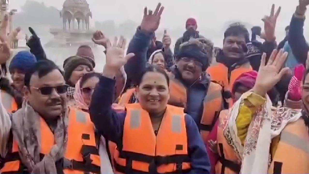 जैसलमेर में घने कोहरे के बीच गड़ीसर झील में बोटिंग का मजा ले रहे सैलानी