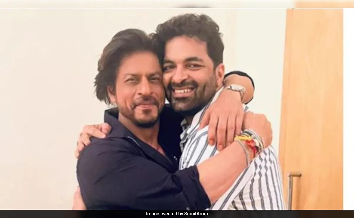Shah Rukh Khan's Witty Reply To <i>Jawan</i> Dialogue Writer Sumit Arora's Post