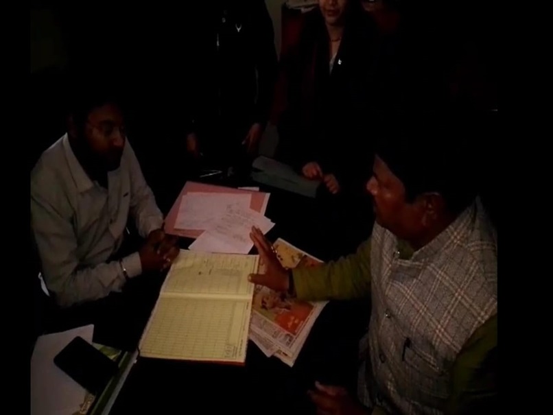 कांग्रेस MLA ने पहले डॉक्टर से कहा- जूता की माला पहनाकर घुमाएगी पब्लिक, बाद में मांगी माफी