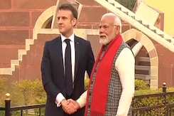 फ्रांस के राष्ट्रपति इमैनुएल मैक्रों और पीएम मोदी की मुलाकात, गर्मजोशी से गले मिले दोनों दोस्त फ्रांस के राष्ट्रपति इमैनुएल मैक्रों और पीएम मोदी की मुलाकात, गर्मजोशी से गले मिले दोनों दोस्त