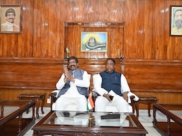 झारखंड में लालू यादव की कहानी दोहराने की कोशिश में हेमंत सोरेन? विधायक दल की मीटिंग में पत्नी की मौजूदगी से उठे सवाल झारखंड में लालू यादव की कहानी दोहराने की कोशिश में हेमंत सोरेन? विधायक दल की मीटिंग में पत्नी की मौजूदगी से उठे सवाल