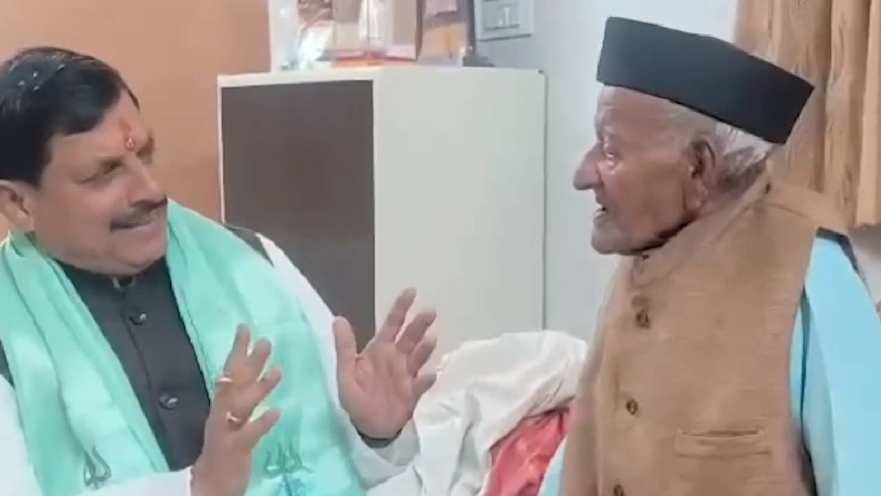 सीएम मोहन यादव ने मैरिज एनिवर्सरी  पर पिता से मिलनकर लिया आशीर्वाद