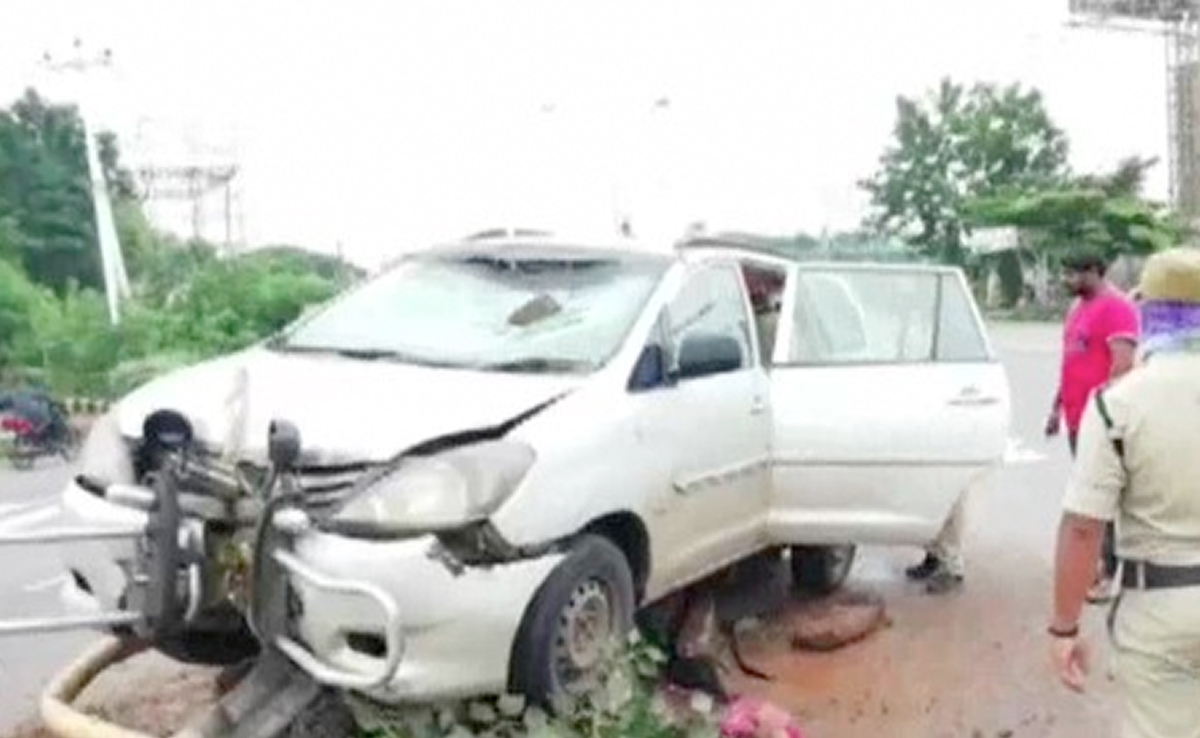 सड़क पर दो कारों की आमने- सामने की टक्कर में तीन लोगों की मौत, सीसीटीवी कैमरे में कैद हुई घटना