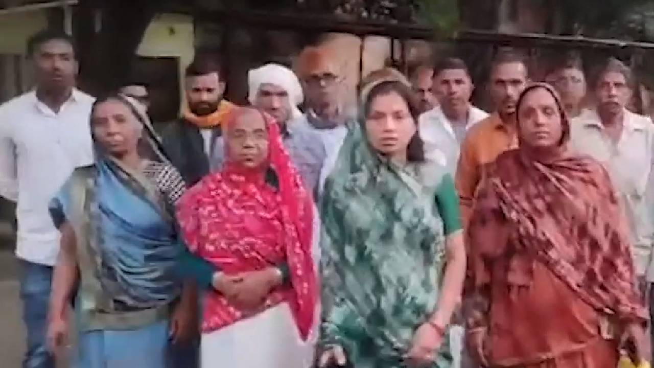 खरगौन में अतिक्रमण हटाने गई महिला सरपंच के साथ मारपीट, वीडियो वायरल