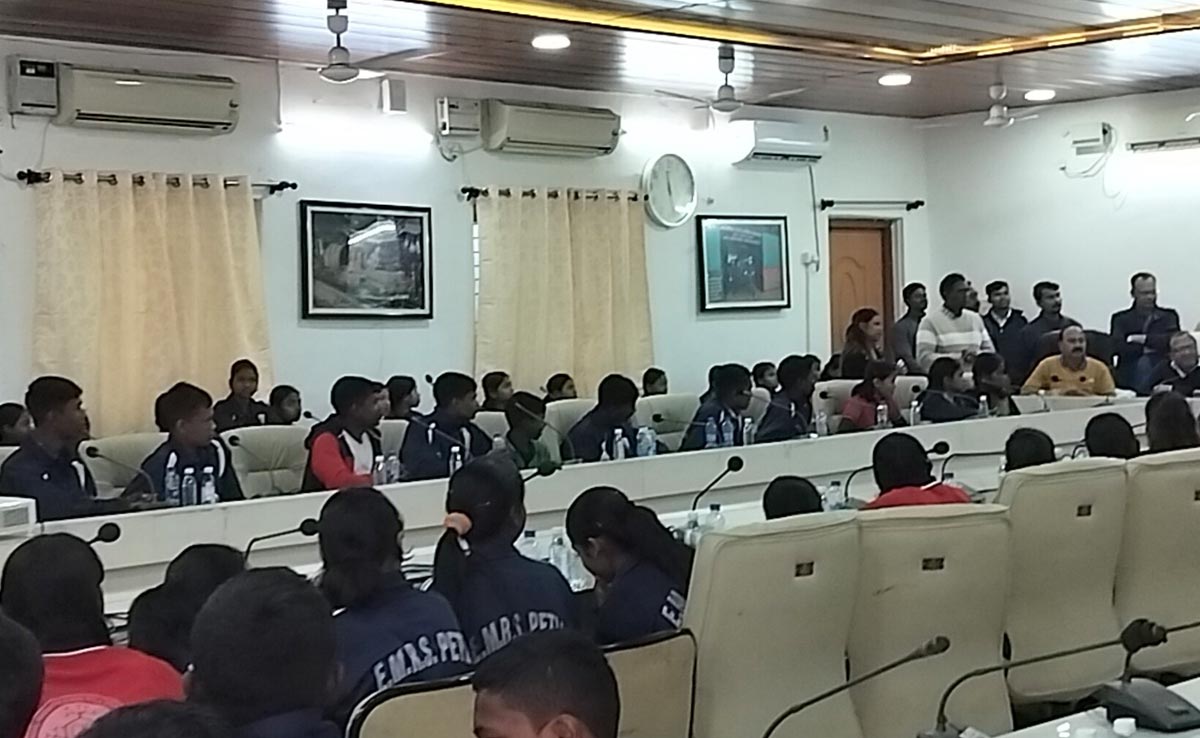 न कोई सुविधा, न व्यवस्था... कड़कड़ाती ठंड में कलेक्ट्रेट पहुंचे एकलव्य आवासीय विद्यालय के बच्चे