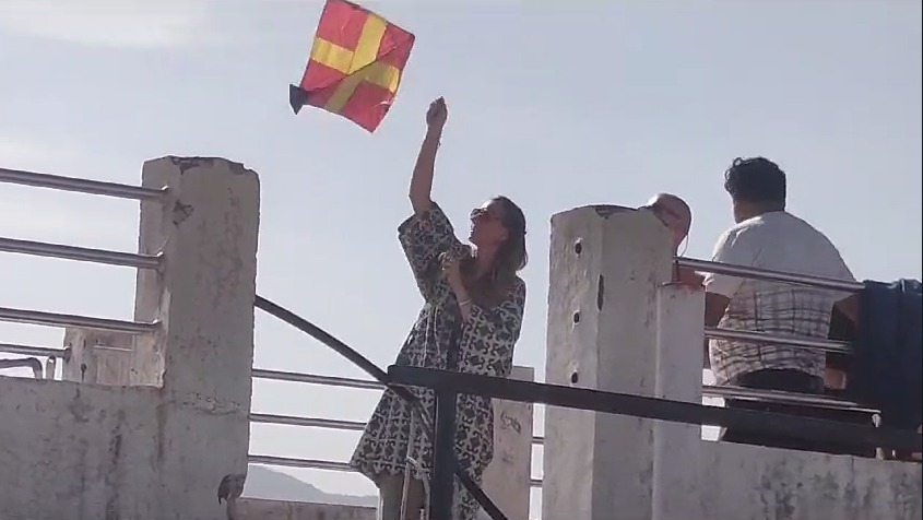 पुष्कर में होटलों की छत पर चढ़कर विदेशी पर्यटकों ने उड़ाई पतंग, वायरल हुई वीडियो