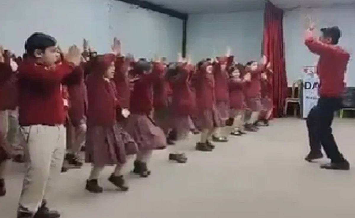 कर दो केसरी के लाल..भगवान श्रीराम के गाने पर झूमते दिखे स्कूली बच्चे, VIDEO ने जीता दिल