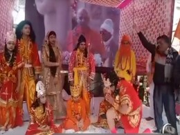 रामलीला के मंचन के दौरान 'हनुमान' का रोल कर रहे कलाकार को आया हार्ट अटैक, स्टेज पर ही तोड़ा दम रामलीला के मंचन के दौरान 'हनुमान' का रोल कर रहे कलाकार को आया हार्ट अटैक, स्टेज पर ही तोड़ा दम