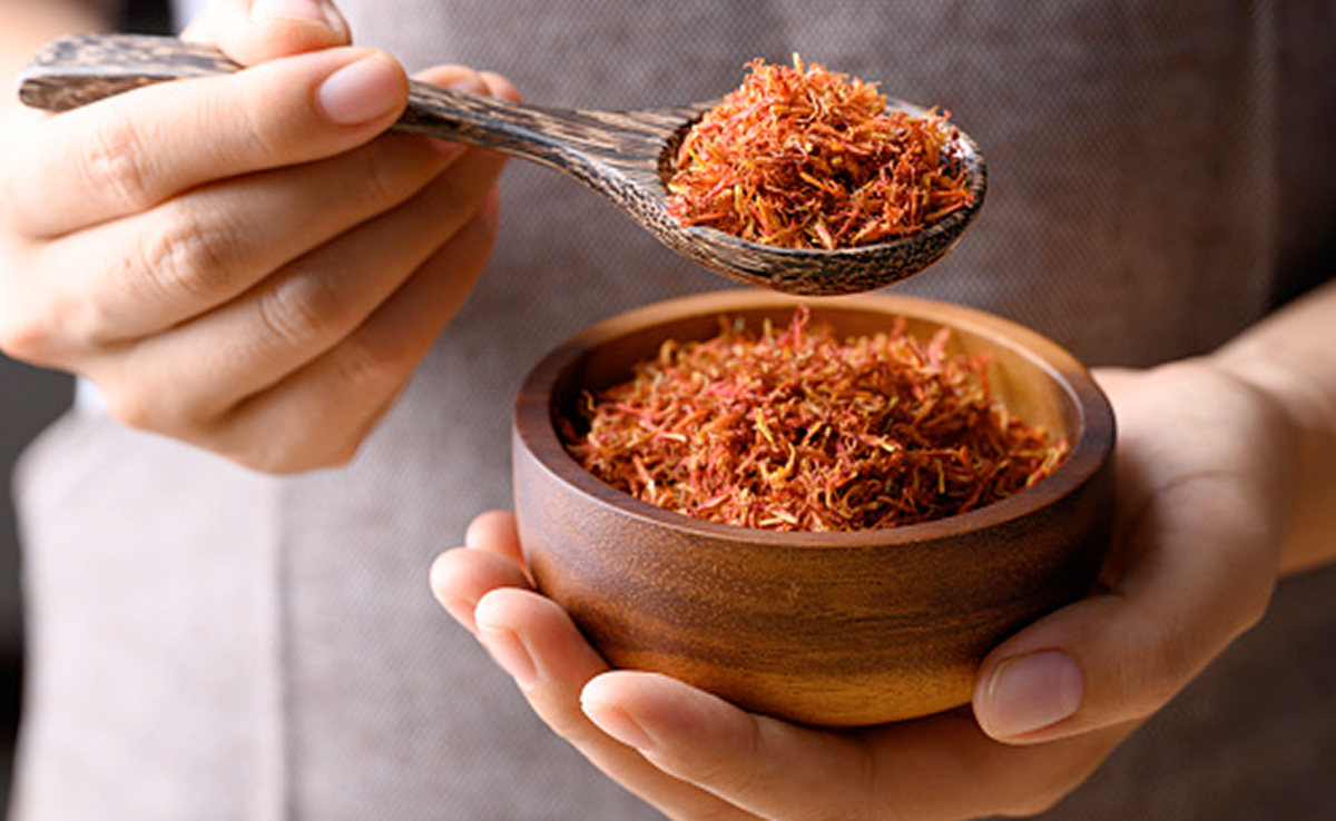 केसर में मिलाकर लगा ली ये 2 चीजें तो आंखों के नीचे पड़े धब्बों से लेकर झाइयों तक की दिक्कत होने लगेगी कम, नुस्खा बेजोड़ है 