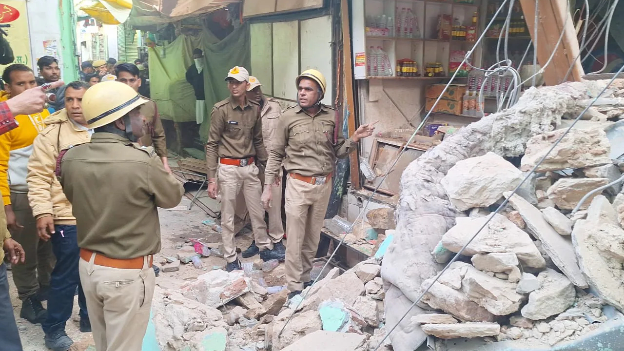 अजमेर में दरगाह के पास गिरा तीन मंजिला मकान, मलबे में 4-5 लोगों के दबे होने की आशंका
