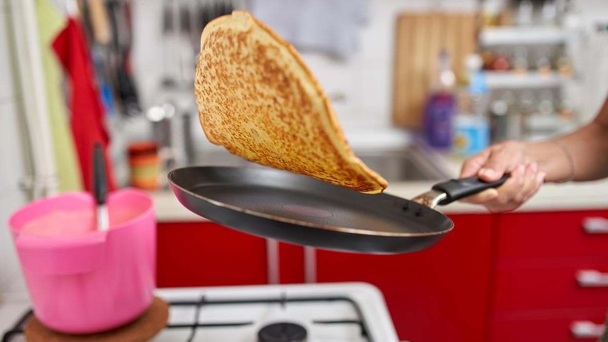 4 Easy Steps To Flip Omelette Or Pancake Perfectly Without Any Spatula