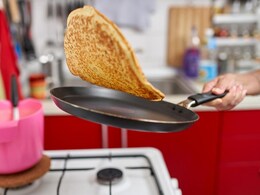 4 Easy Steps To Flip Omelette Or Pancake Perfectly Without Any Spatula 4 Easy Steps To Flip Omelette Or Pancake Perfectly Without Any Spatula