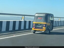 अटल सेतु पर यातायात नियमों को तोड़ते दिखा ऑटो रिक्शा तो इंटरनेट यूजर्स ने दिए मजेदार रिएक्शन्स