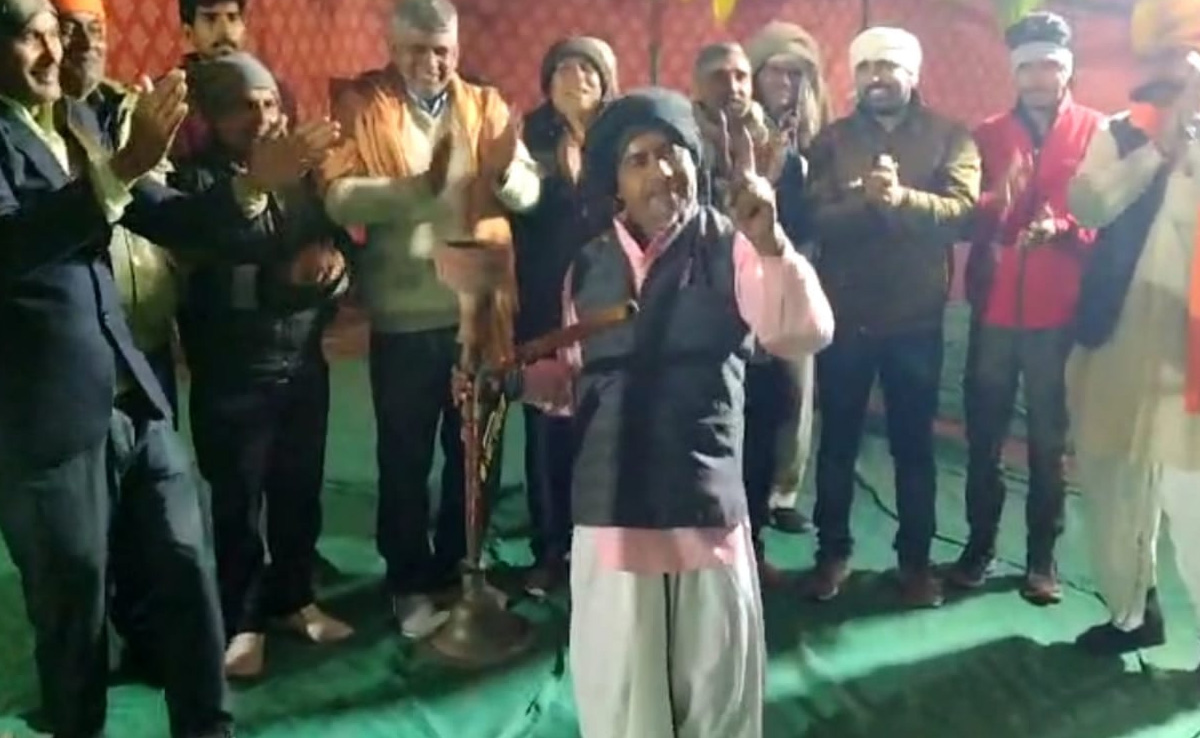 Jat Andolan: हाथों में हुक्का, लोक गीतों की धुन पर डांस, भरतपुर में कुछ ऐसे समय बिता रहे प्रदर्शनकारी जाट