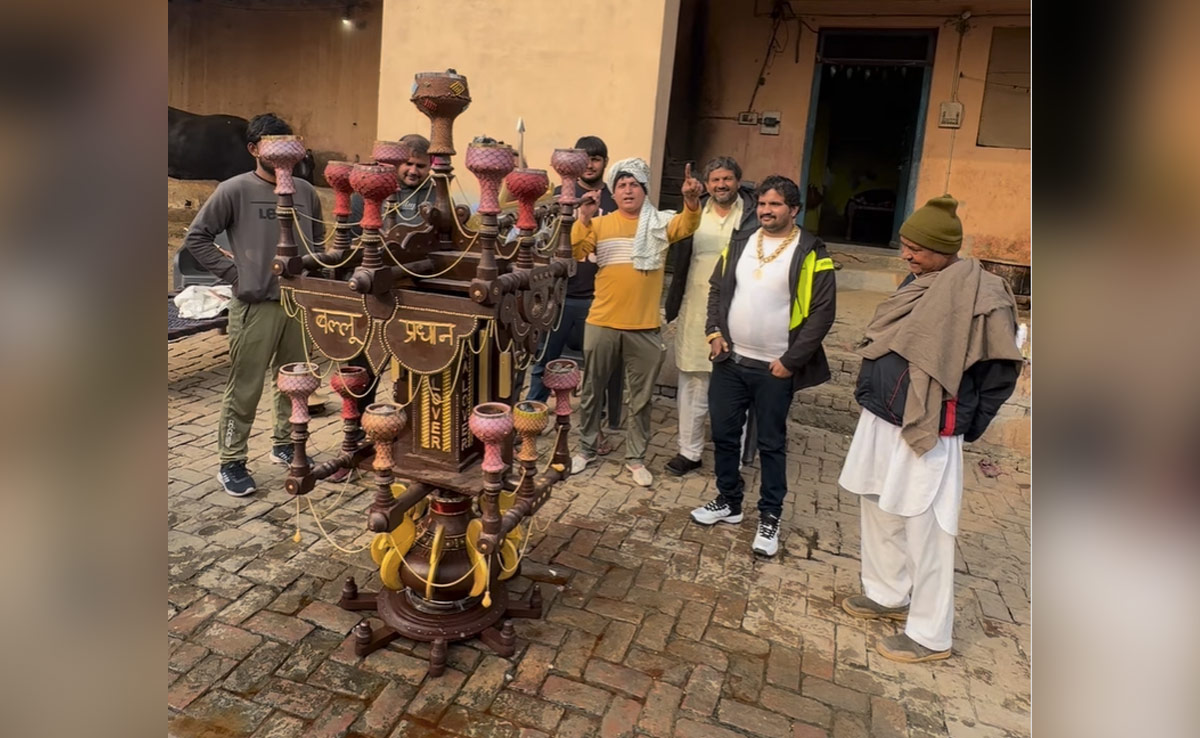 कभी देखा है 15 चिलम का 'बाहुबली' हुक्का, दावा- इससे बड़ा ढूंढ लाए तो मिलेगा 1 लाख रुपये का इनाम कभी देखा है 15 चिलम का 'बाहुबली' हुक्का, दावा- इससे बड़ा ढूंढ लाए तो मिलेगा 1 लाख रुपये का इनाम