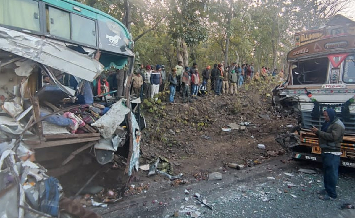 Panna News:  नेशनल हाइवे-39 पर बस और ट्रक की हुई जोरदार टक्कर, कई लोग हुए घायल... पुलिस ने की लोगों की मदद