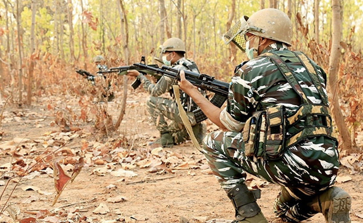 दंतेवाड़ा और बीजापुर के इलाके में नक्सलियों से मुठभेड़, जवानों ने स्पाईक होल्स को बरामद कर नापाक मंसूबे को किया नाकाम