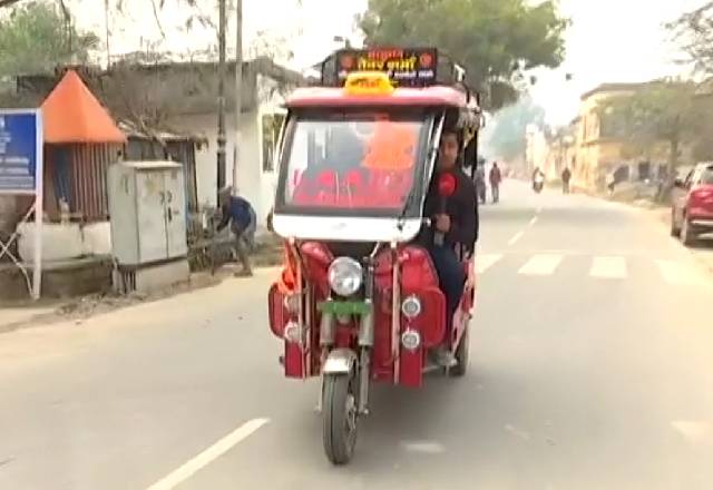 अयोध्या में MBA रिक्शावाला, नौकरी छोड़कर चलाते हैं ई-रिक्शा