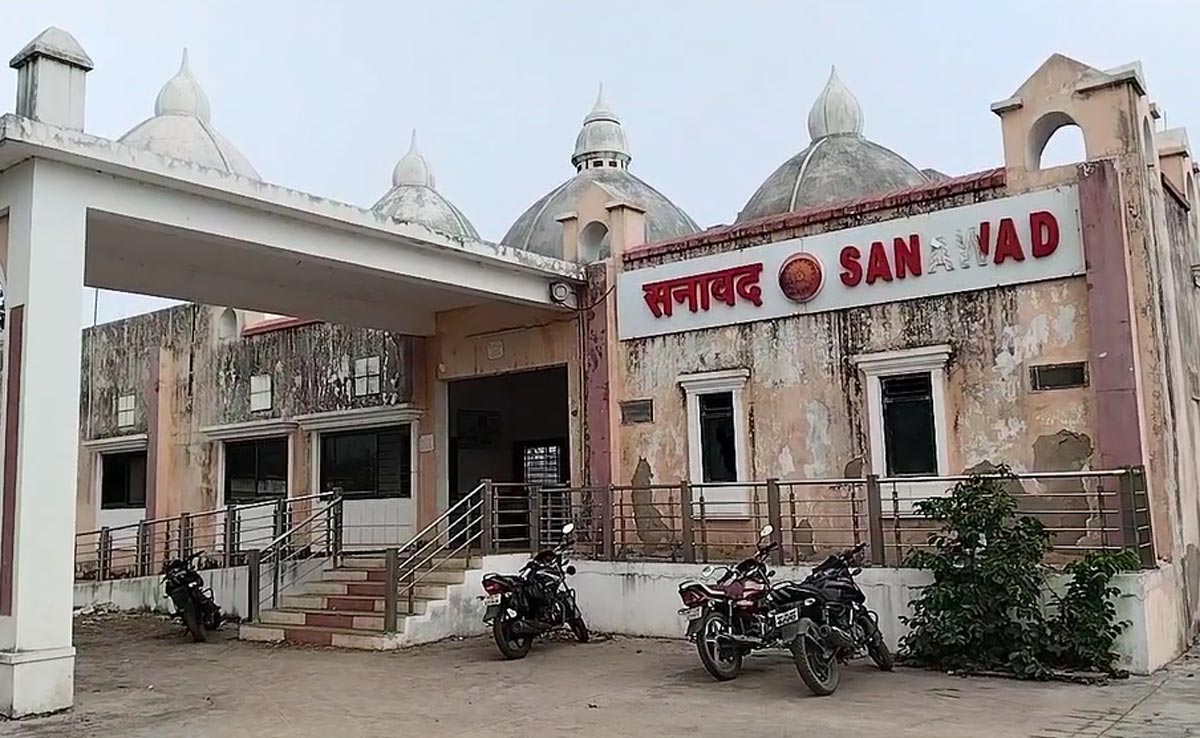 Khargone: तीन साल पहले करोड़ों की लागत से बना था सनावद रेलवे स्टेशन, शुरू होने से पहले ही बना खंडहर
