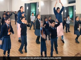स्कूल के बच्चों ने टीचर के साथ 'कीजो केसरी के लाल' पर किया जबरदस्त डांस, Video ने जीता दिल, टीचर की खूब हो रही तारीफ स्कूल के बच्चों ने टीचर के साथ 'कीजो केसरी के लाल' पर किया जबरदस्त डांस, Video ने जीता दिल, टीचर की खूब हो रही तारीफ