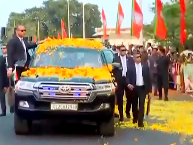 पीएम मोदी का स्वागत चेन्नई के लोग फूलों से कर रहे, रोड शो में जुटी भीड़