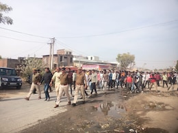 तीन बच्चों को साथ लेकर प्रेमी संग भागी महिला, लव जिहाद के विरोध में लोगों ने किया विरोध प्रदर्शन तीन बच्चों को साथ लेकर प्रेमी संग भागी महिला, लव जिहाद के विरोध में लोगों ने किया विरोध प्रदर्शन