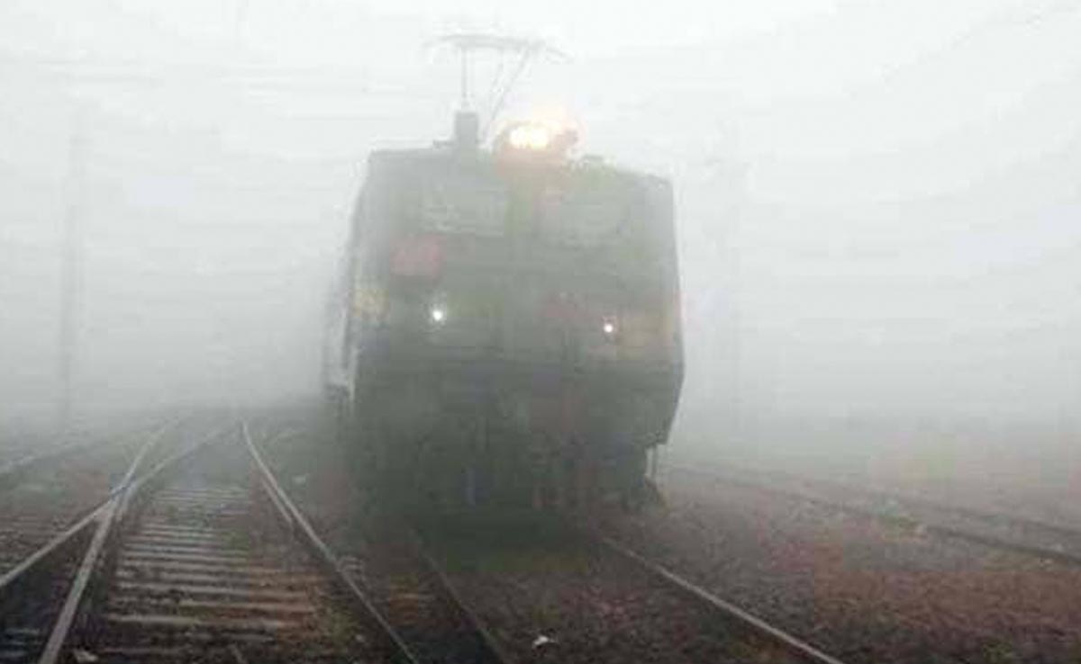 ट्रेन लेट पर बोले यात्री, "17 घंटे लेट है रेल, शूगर पेशेंट साथ है, ठंड से बचने के लिए रेलवे व्यवस्था करा दे"