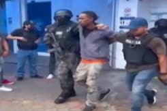 इक्वाडोर में लाइव प्रसारण के बीच स्टूडियो में घुसे बंदूकधारी, एक शख्स पर तानी पिस्तौल इक्वाडोर में लाइव प्रसारण के बीच स्टूडियो में घुसे बंदूकधारी, एक शख्स पर तानी पिस्तौल