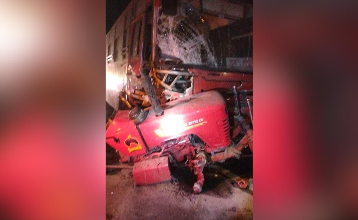 6 Dead In Bus-Tractor-Car Collision In Maharashtra's Ahmednagar