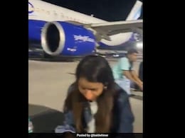 यात्रियों के रन-वे पर खाना खाने के वायरल VIDEO के बाद केंद्र ने इंडिगो और मुंबई एयरपोर्ट को भेजा नोटिस यात्रियों के रन-वे पर खाना खाने के वायरल VIDEO के बाद केंद्र ने इंडिगो और मुंबई एयरपोर्ट को भेजा नोटिस