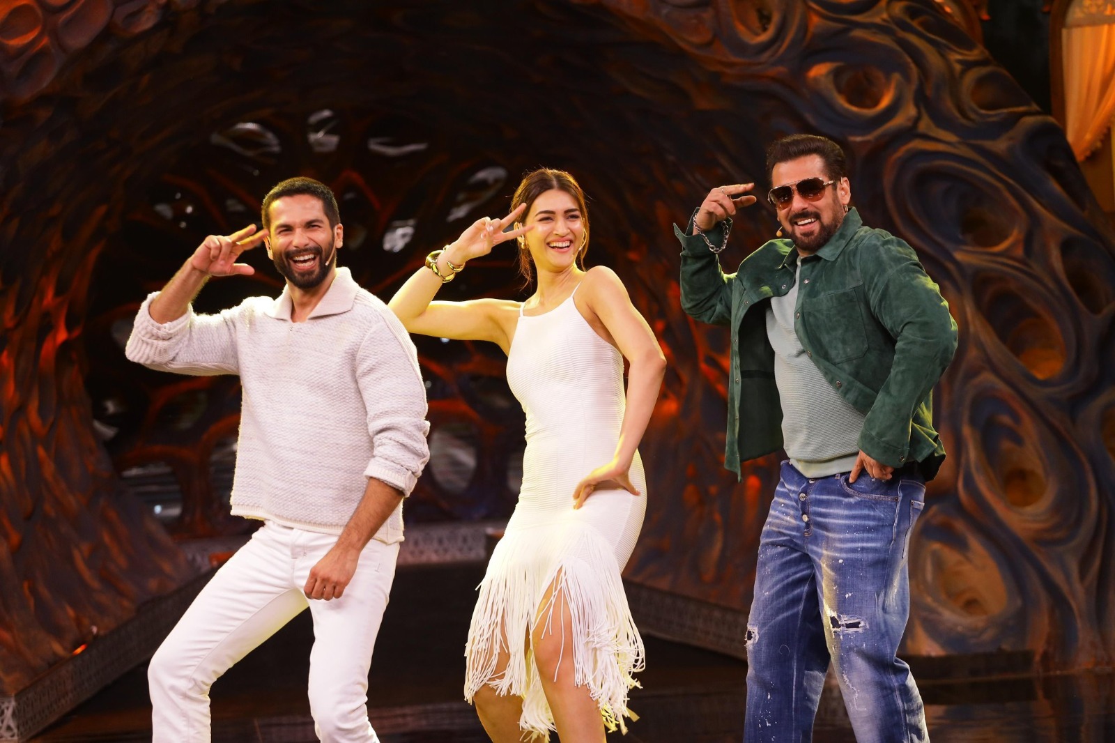 Salman Khan Dances To Laal Peeli Ankhiyan With Kriti Sanon And Shahid Kapoor Salman Khan Dances To Laal Peeli Ankhiyan With Kriti Sanon And Shahid Kapoor
