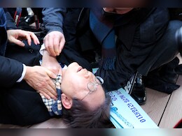 दक्षिण कोरिया के विपक्षी नेता की गर्दन पर चाकू से हमला, जमीन पर गिर पड़े ली जे-म्युंग