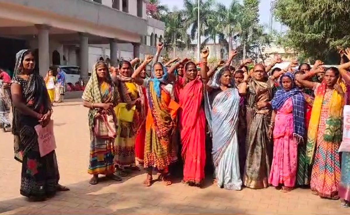 Dhamtari: अवैध शराब बिक्री और जुए के खिलाफ महिलाओं का फूटा गुस्सा, कलेक्ट्रेट पहुंचकर माताओं ने किया ये काम