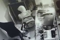 Pune Heist Caught On Camera: Thief Steals Gold Worth Rs. 3 Crore Pune Heist Caught On Camera: Thief Steals Gold Worth Rs. 3 Crore