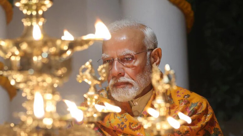 पीएम मोदी ने कुबेर टीला के शिव मंदिर में पूजा-अर्चना की, 'जटायु' की मूर्ति का अनावरण किया
