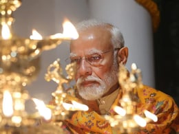 पीएम मोदी ने कुबेर टीला के शिव मंदिर में पूजा-अर्चना की, 'जटायु' की मूर्ति का अनावरण किया पीएम मोदी ने कुबेर टीला के शिव मंदिर में पूजा-अर्चना की, 'जटायु' की मूर्ति का अनावरण किया