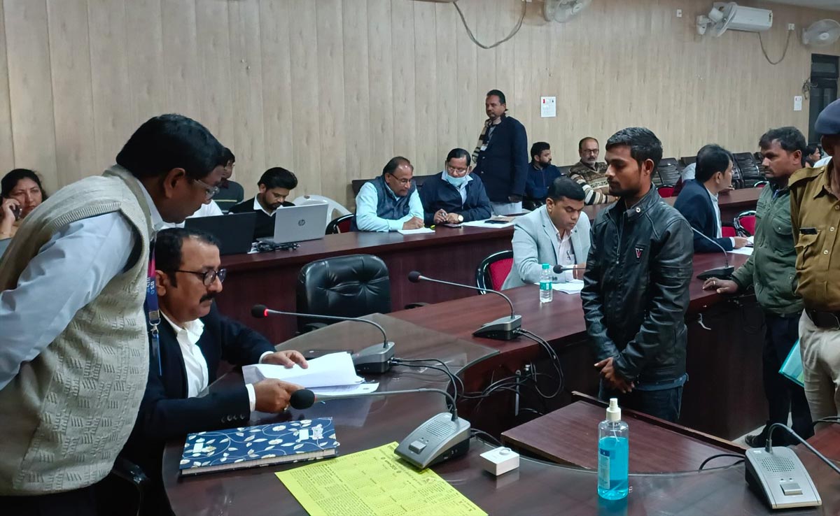 Chhatarpur News: फर्जी KCC बनाकर लाखों रुपए का गबन, किसानों ने लगाए ये गंभीर आरोप 