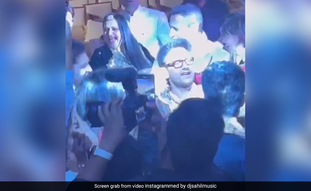 Viral: Imran Khan And Aamir At Ira's Wedding -  Turns Out, <i>Pappu</i> Can Dance After All